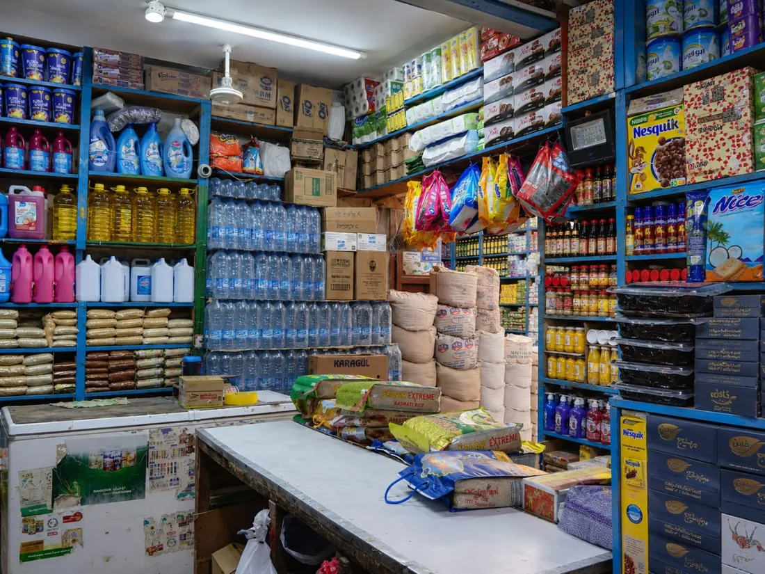 Boutique AHADO EXPRESS à Djibouti-Ville : rayons remplis d'eau, huile, riz, conserves et produits d'épicerie